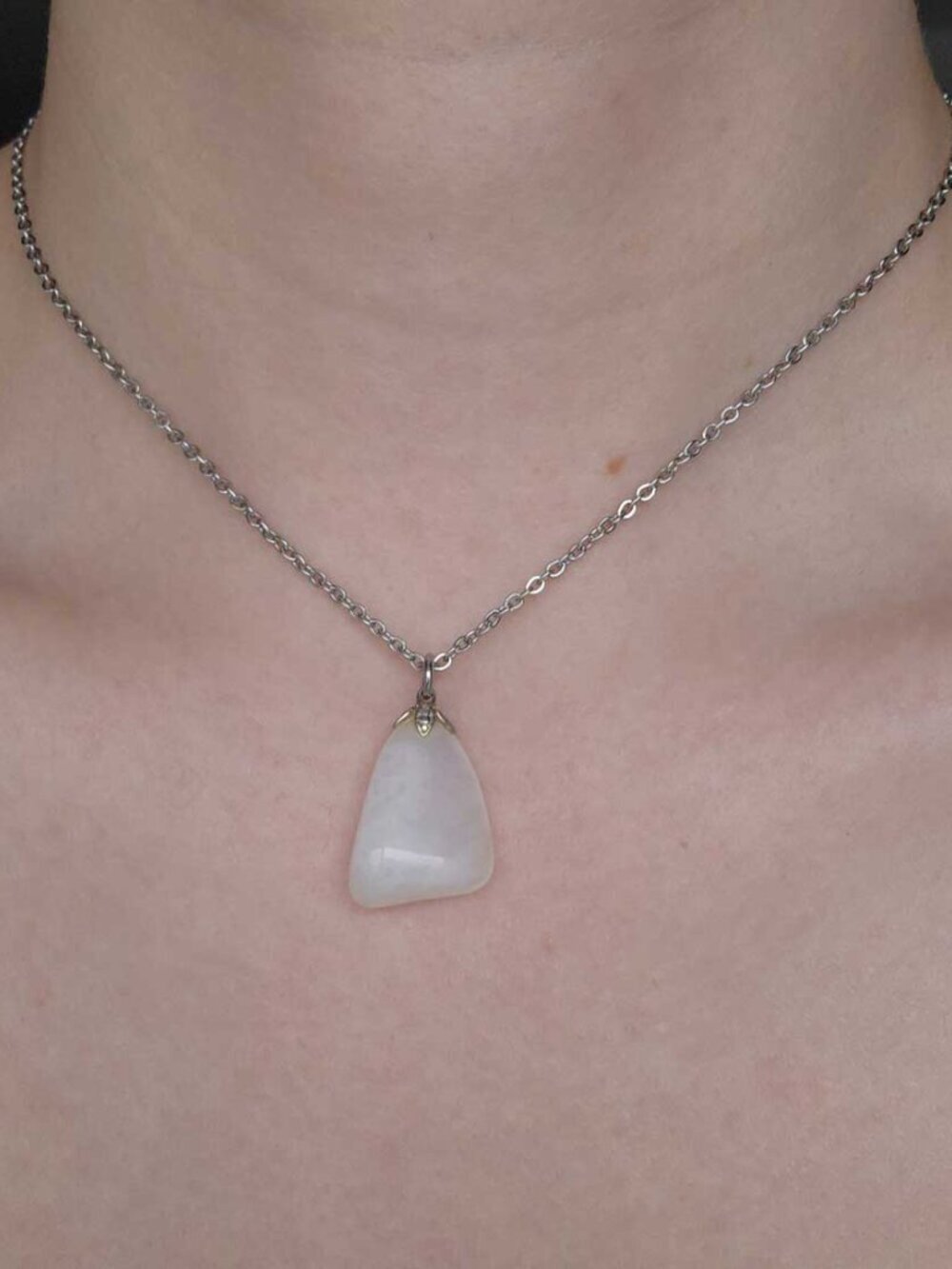 White natural stone necklace with a small silver chain - Picture 11 of 12